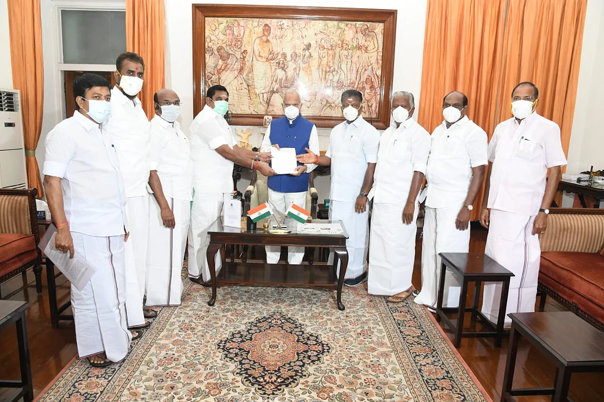ஆளுநரிடம் மனு அளித்த அ.தி.மு.க நிர்வாகிகள்