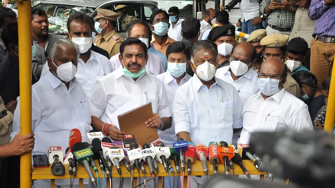 ஆளுநர் மாளிகையில் அதிமுக-வினருடன் எடப்பாடி பழனிசாமி