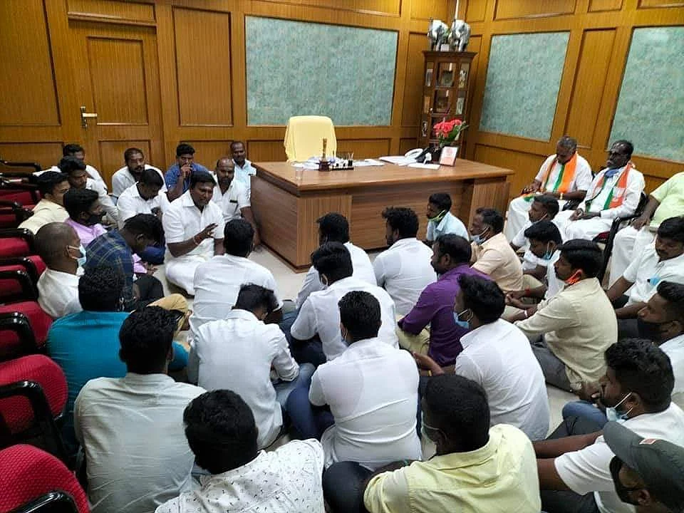 மக்களிடம் தரையில் அமர்ந்து குறைகளைக் கேட்கும் அமைச்சர் சாய் ஜெ.சரவணகுமார்