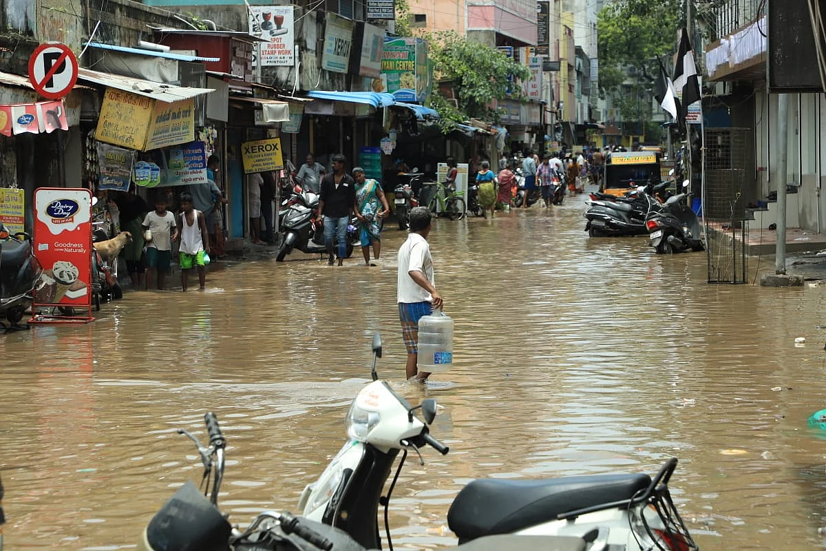 சாலைகளில் வெள்ளம்