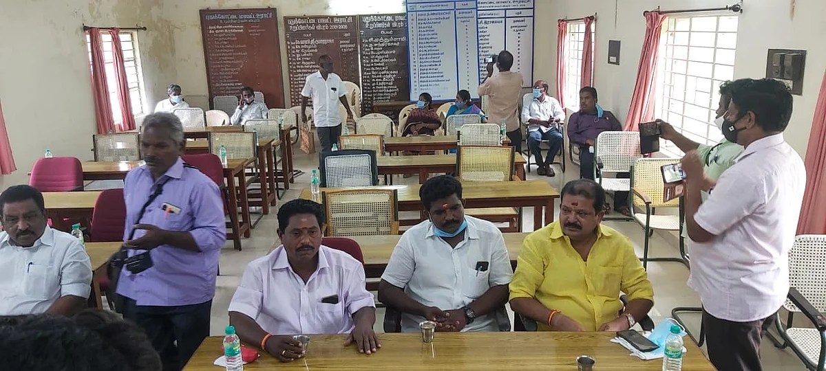 புதுக்கோட்டை: கட்சி தாவிய தலைவி; கொந்தளித்த அதிமுக, திமுக! - மாவட்ட ஊராட்சியில் நடப்பது என்ன?