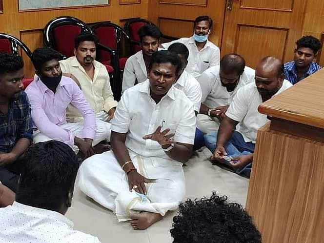 புதுச்சேரி: ``மக்களில் ஒருவனாகவே இருக்க விரும்புகிறேன்!" - தரையில் அமர்ந்து குறைகேட்ட அமைச்சர்!