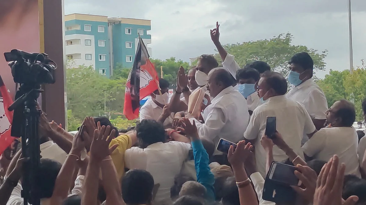 வேலுமணி
