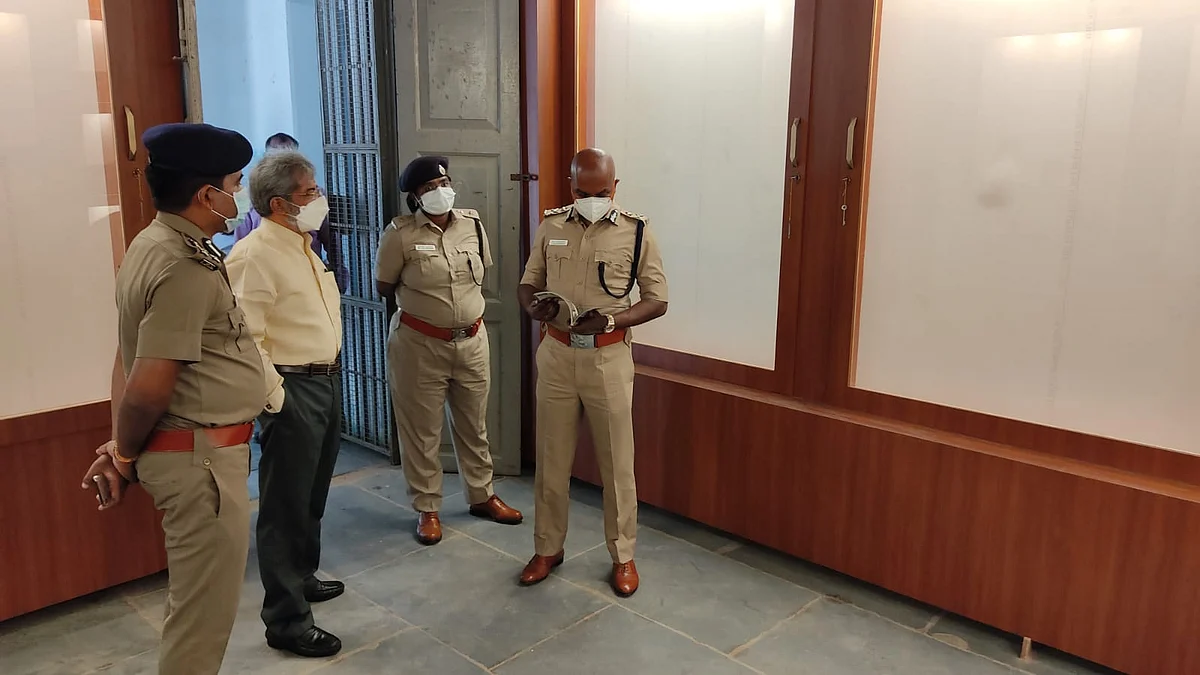 போலீஸ் டீம் உடன் ஐ.ஜி பாலகிருஷ்ணன்