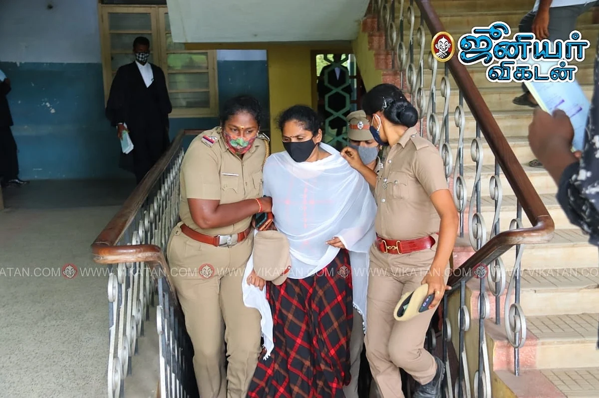 நீதிமன்றம் வந்தபோது