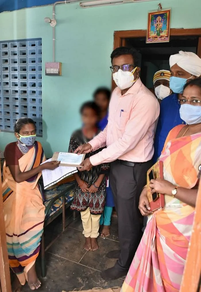 பெண்ணின் குடும்பத்துக்கு உதவிய கலெக்டர்