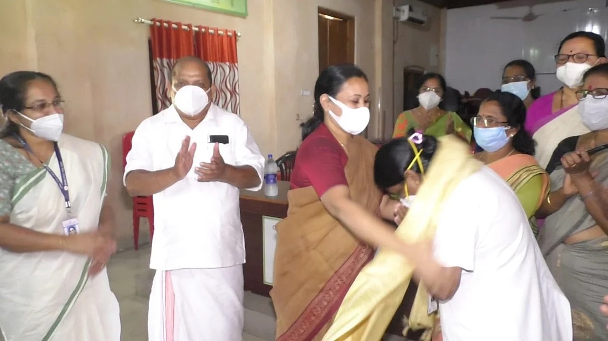 கொரோனா தடுப்பூசி போட்டு வைரலான நர்ஸ் புஷ்பலதாவுக்கு பொன்னாடை போர்த்திய அமைச்சர் வீணா ஜார்ஜ்
