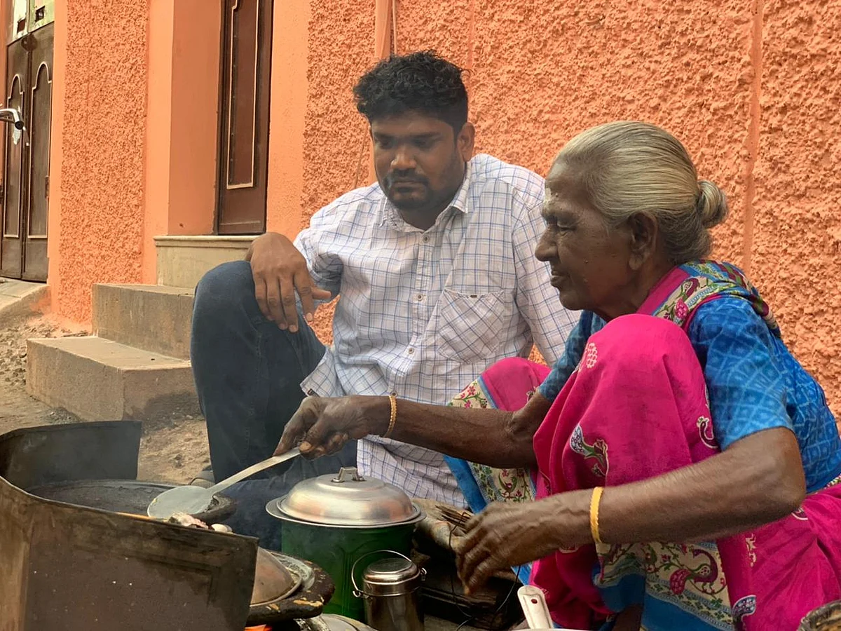 `46 வருஷம்; ஒருத்தரும் ஆப்பம் சரியில்லன்னு சொன்னதில்லை!' - கமலம் பாட்டியின் கமகம கருப்பட்டி ஆப்பம்