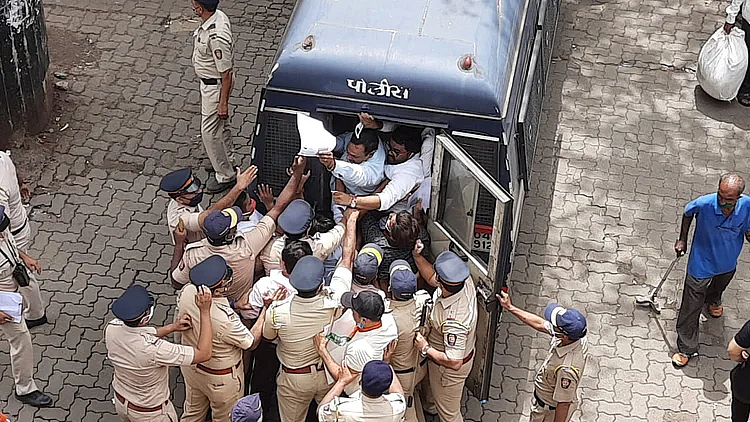 கைது செய்யப்படும் பாஜகவினர்