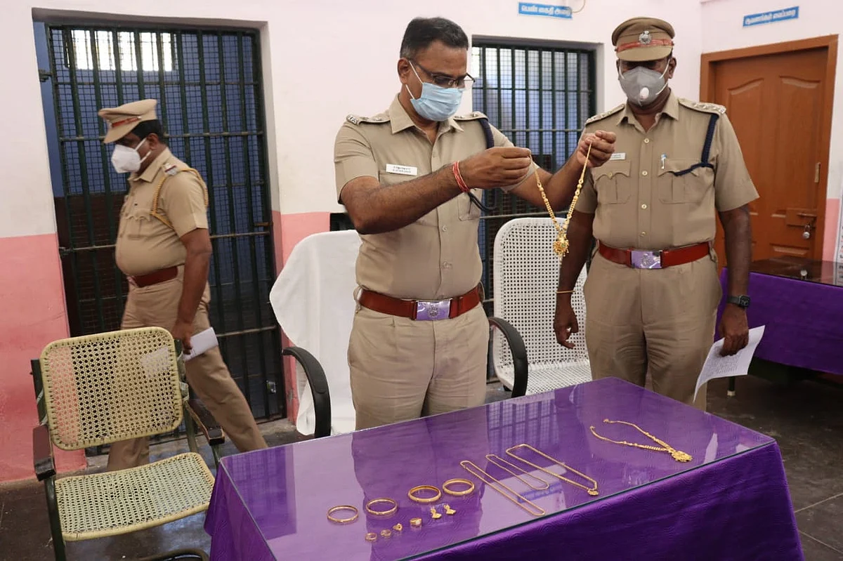 மீட்கப்பட்ட நகைகளைப் பார்வையிடும் எஸ்.பி ஜெயக்குமார்