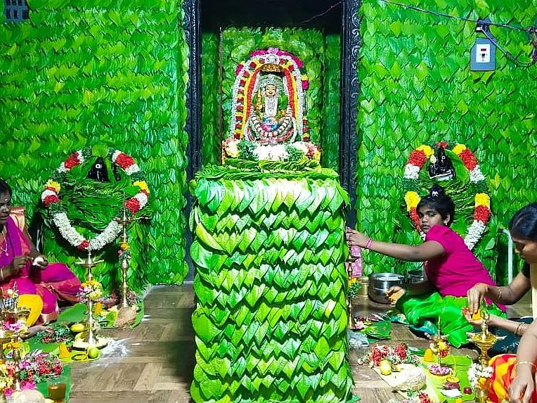பெரியகாண்டியம்மனுக்கு 1,00,108 வெற்றிலை அலங்காரம்... கொரோனா 3வது அலையை தடுக்க நடந்த வேண்டுதல்!
