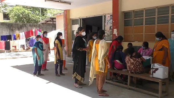 மாணவிகளுக்கு கொரோனா பரிசோதனை