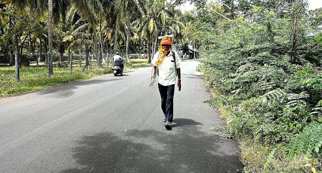 கோரிக்கை மனுவுடன் நடந்துவரும் அஞ்சல்துறை பெண் ஊழியரின் தந்தை இரத்தினசுவாமி