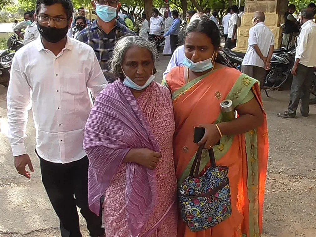 சாத்தான்குளம் வழக்கு: 3 மணி நேரம்... கண்ணீர்மல்க சாட்சியம் அளித்த ஜெயராஜின் மனைவி!