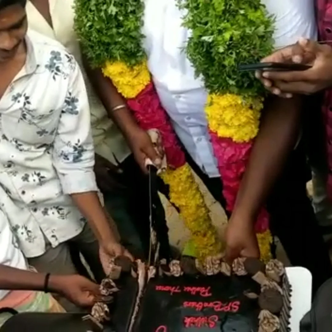 வாளால் கேக் வெட்டல்