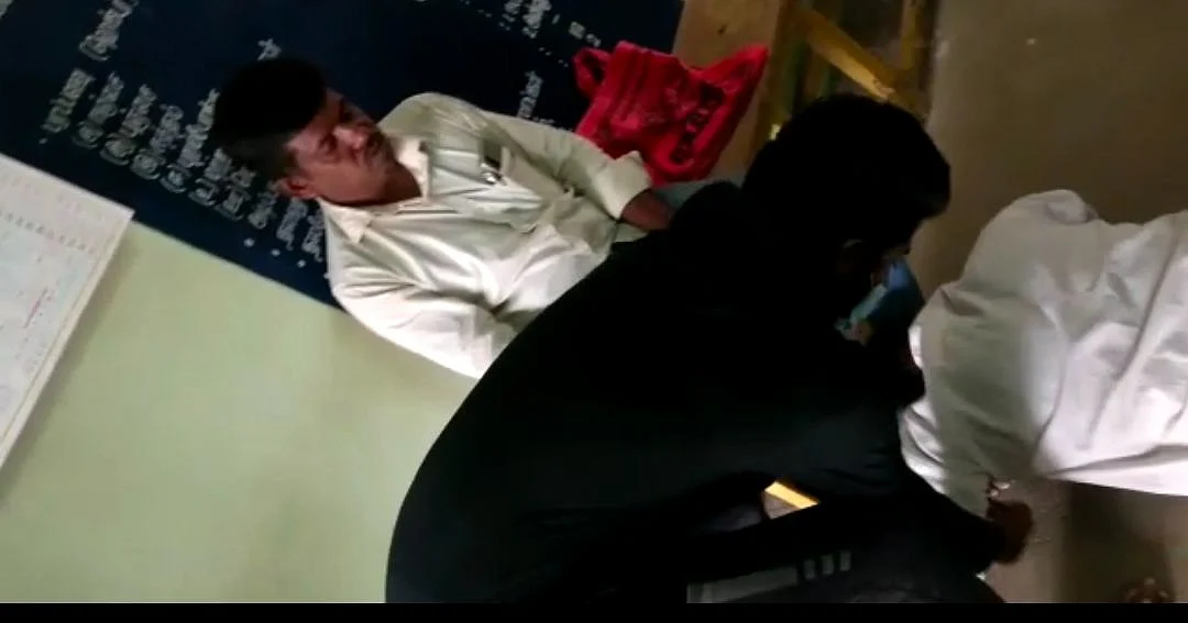 காலில் விழும் காட்சி