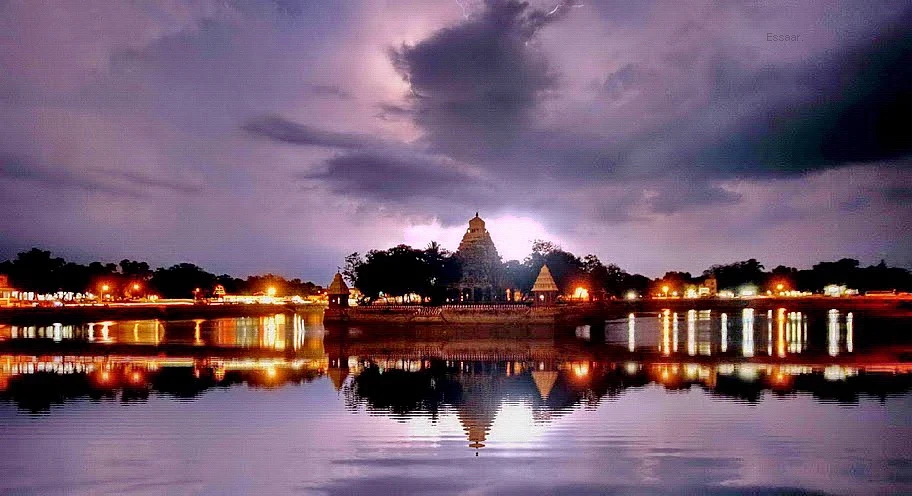 ஒளிவெள்ளத்தில் மதுரைத் தெப்பக்குளம்