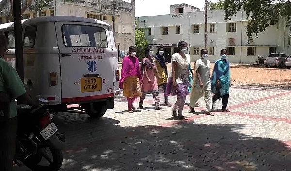கொரோனா பரிசோதனைக்குச் செல்லும் மாணவிகள்