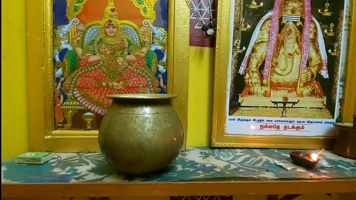 பூஜை அறையில் வைக்கப்பட்ட சொம்பு