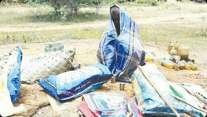பாறையில் வாழ்க்கையைக் கழிக்கும் இளைஞர்