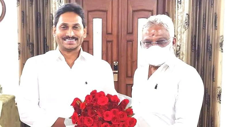 ஜெகன் மோகன் ரெட்டியிடம் வாழ்த்து பெற்ற சுப்பா ரெட்டி