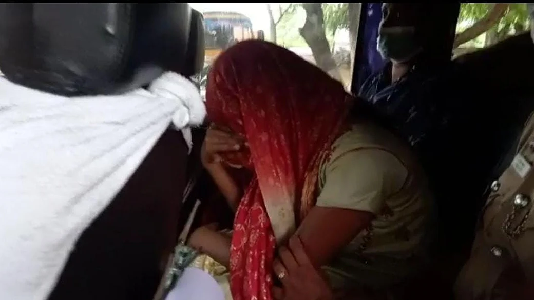 கைதுசெய்யப்பட்ட குழந்தையின் தாய்