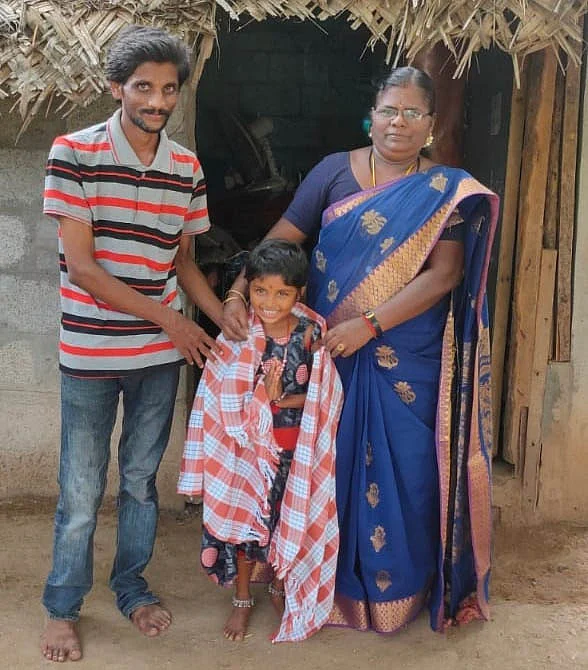 மாணவருக்கு பொன்னாடை போர்த்தும் கலா