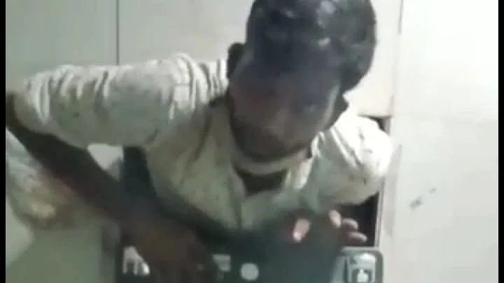 ஏடிஎம் இயந்திரத்துக்குள் கொள்ளையன்
