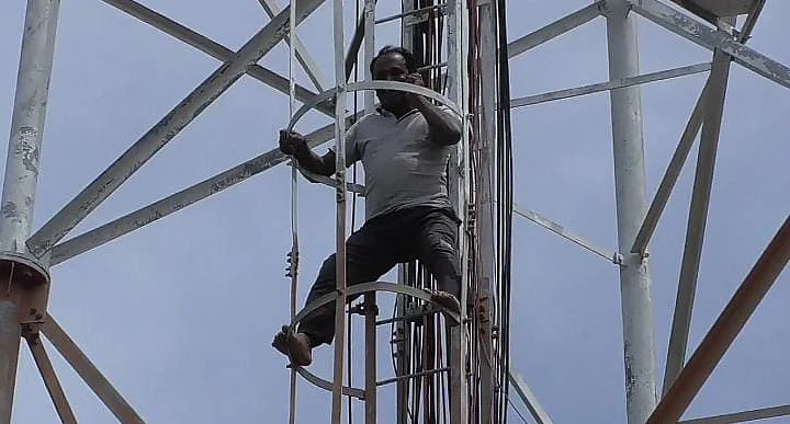 செல்போன் டவரில் ஏறிய சதாசிவம்