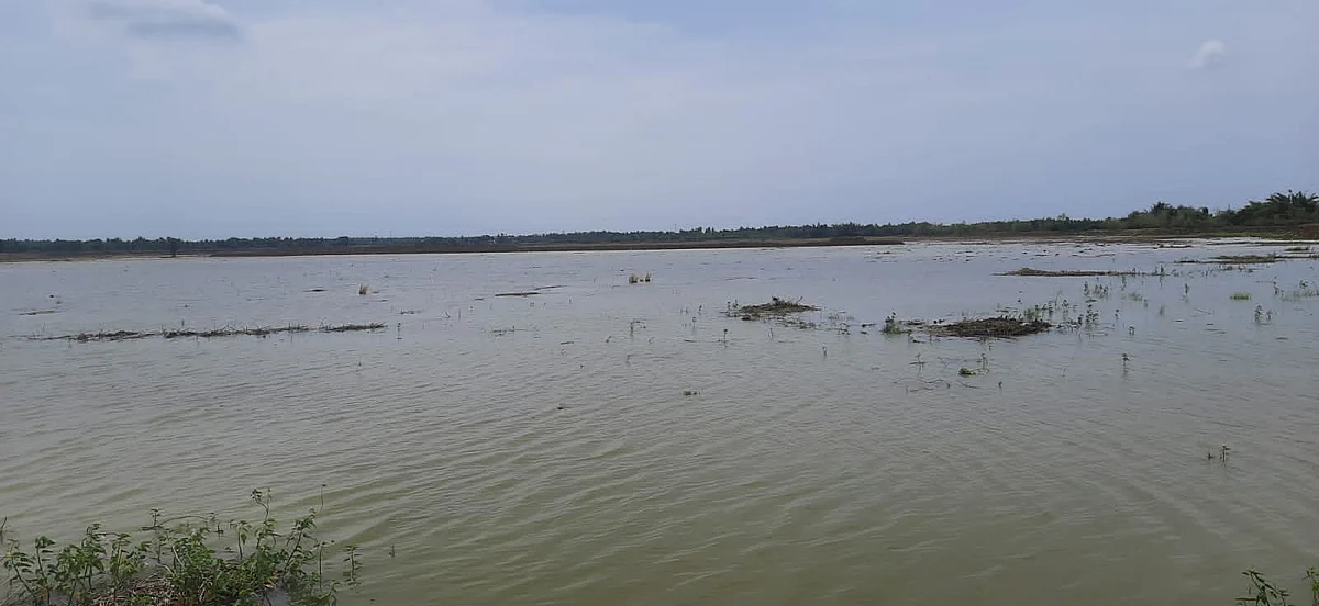 நீர் நிறைந்த ஏரி