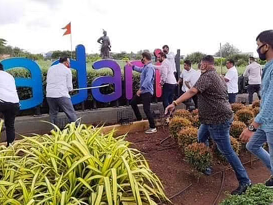 மும்பை விமான நிலையத்தில் நிறுவப்பட்ட அதானியின் பெயர்ப் பலகை; அப்புறப்படுத்திய சிவசேனாவினர்!
