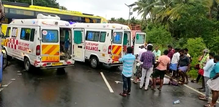 காயம் அடைந்தவர்களை மீட்க வந்த ஆம்புலன்ஸ்கள்