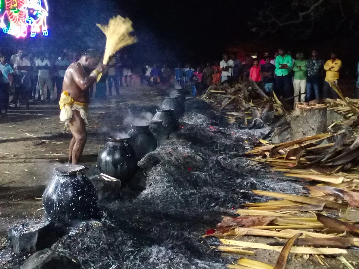 கொதிக்கும் அரிசிக் கஞ்சியை தலையில் ஊற்றும் வேட்டைப்பானைத் திருவிழா... இதில் என்னவெல்லாம் நடக்கும்?