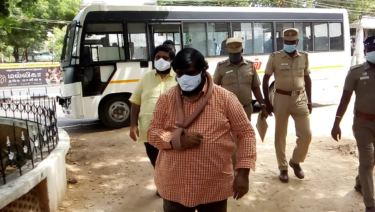ஹெலிகாப்டர் பிரதர்ஸை அழைத்துவரும் போலீஸார்