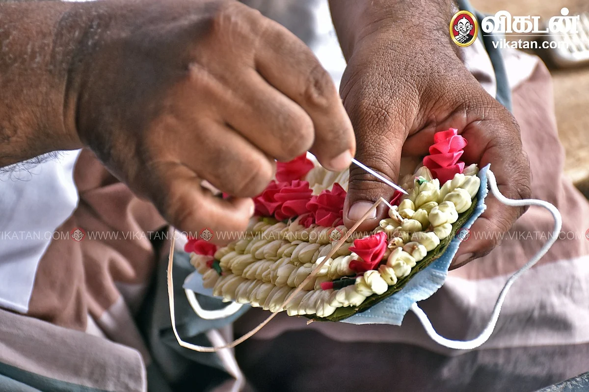 மலர் முக கவசம் தயாரிக்கிறார்
