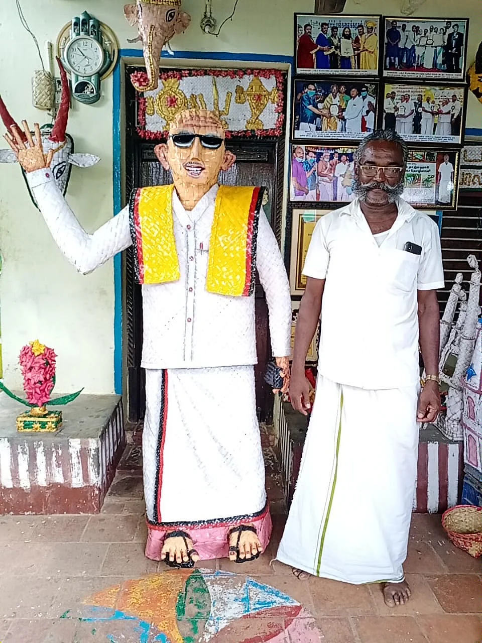 பனையோலையில் கருணாநிதி சிலையுடன் பால்பாண்டி