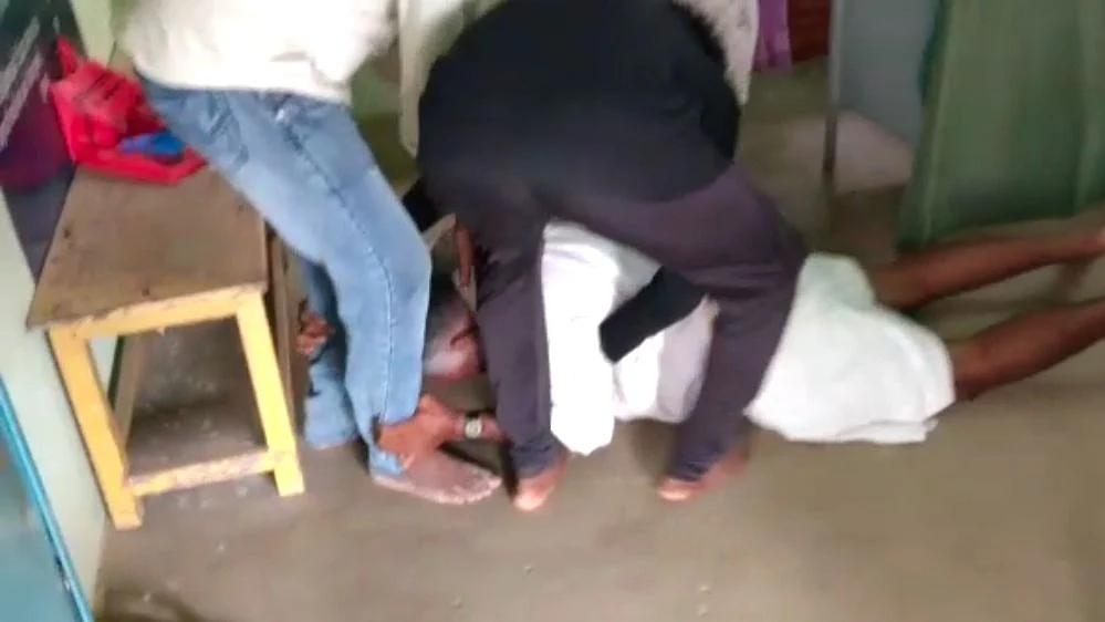 காலில் விழுந்து மன்னிப்பு