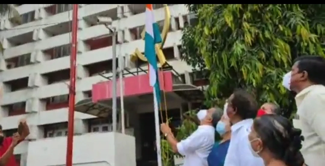 தேசிய கொடி ஏற்றும் கே.சுரேந்திரன்