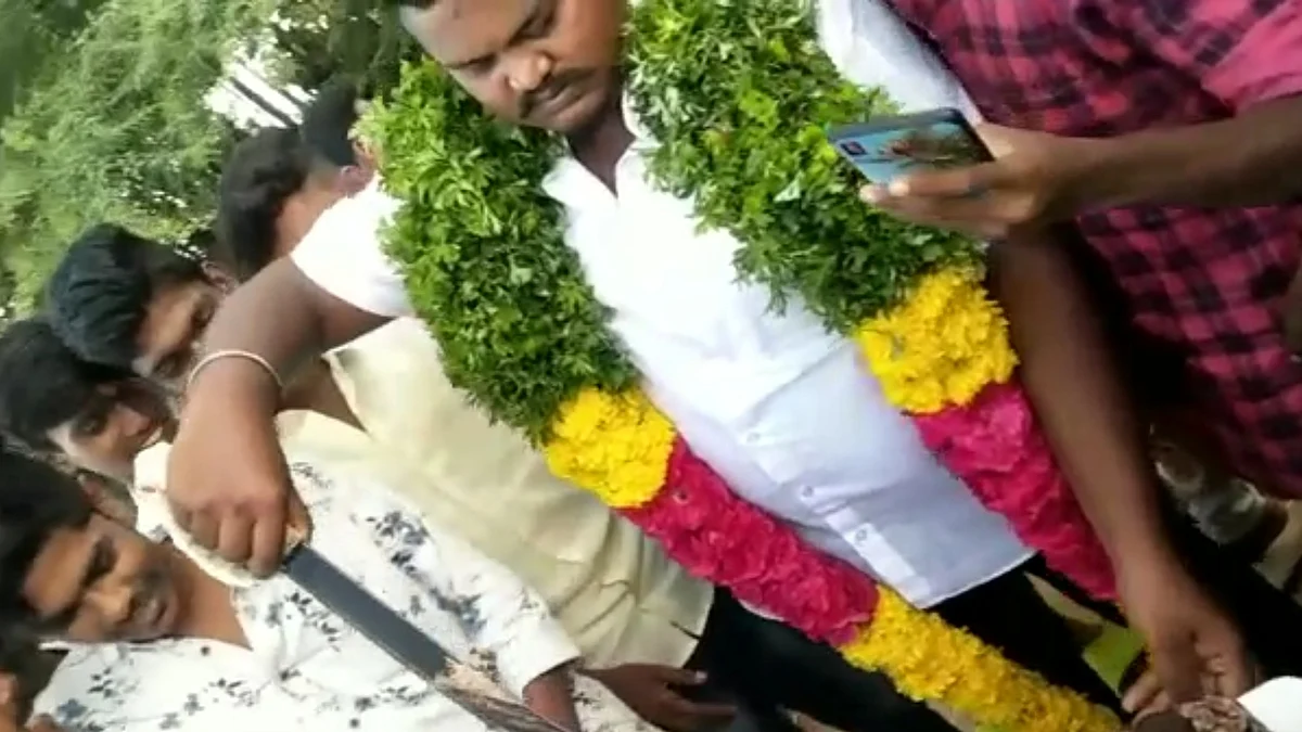 வாளால் கேக் வெட்டு
