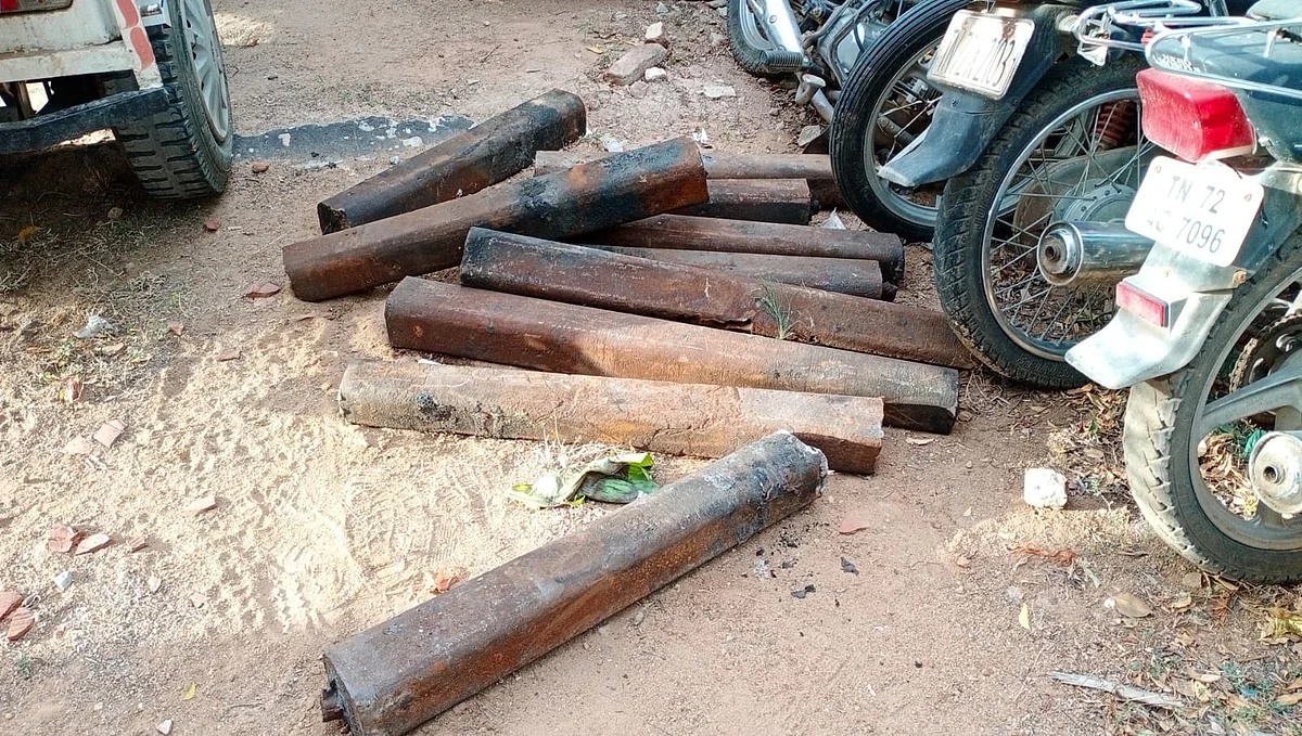 கட்டிகளாக உருக்கப்பட்ட இரும்புக்கம்பிகள்