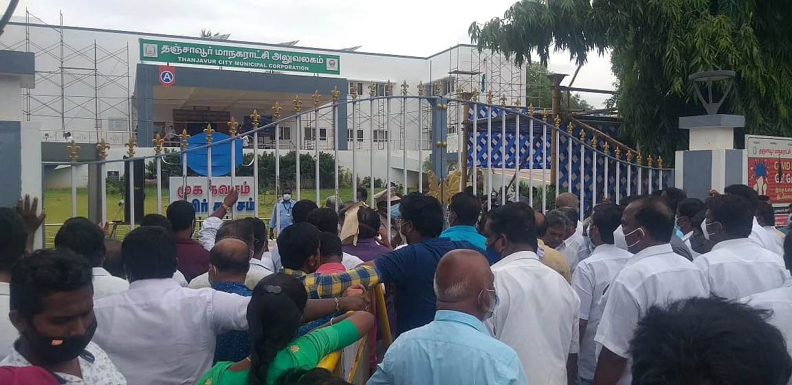 மாநகராட்சி அலுவலகம் முன்பு