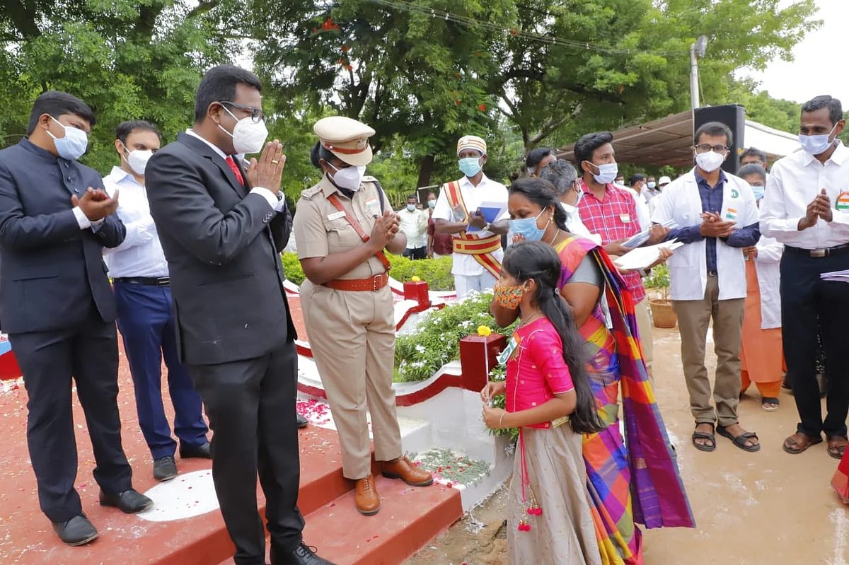 பள்ளி மாணவியைப் பாராட்டும் கலெக்டர்