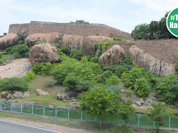 திருச்சி உலா: பீரங்கி, அகழிகள், குகைக்கோயில், எண்கோணக் குளம்... திகைக்க வைக்கும் திருமயம் கோட்டை!