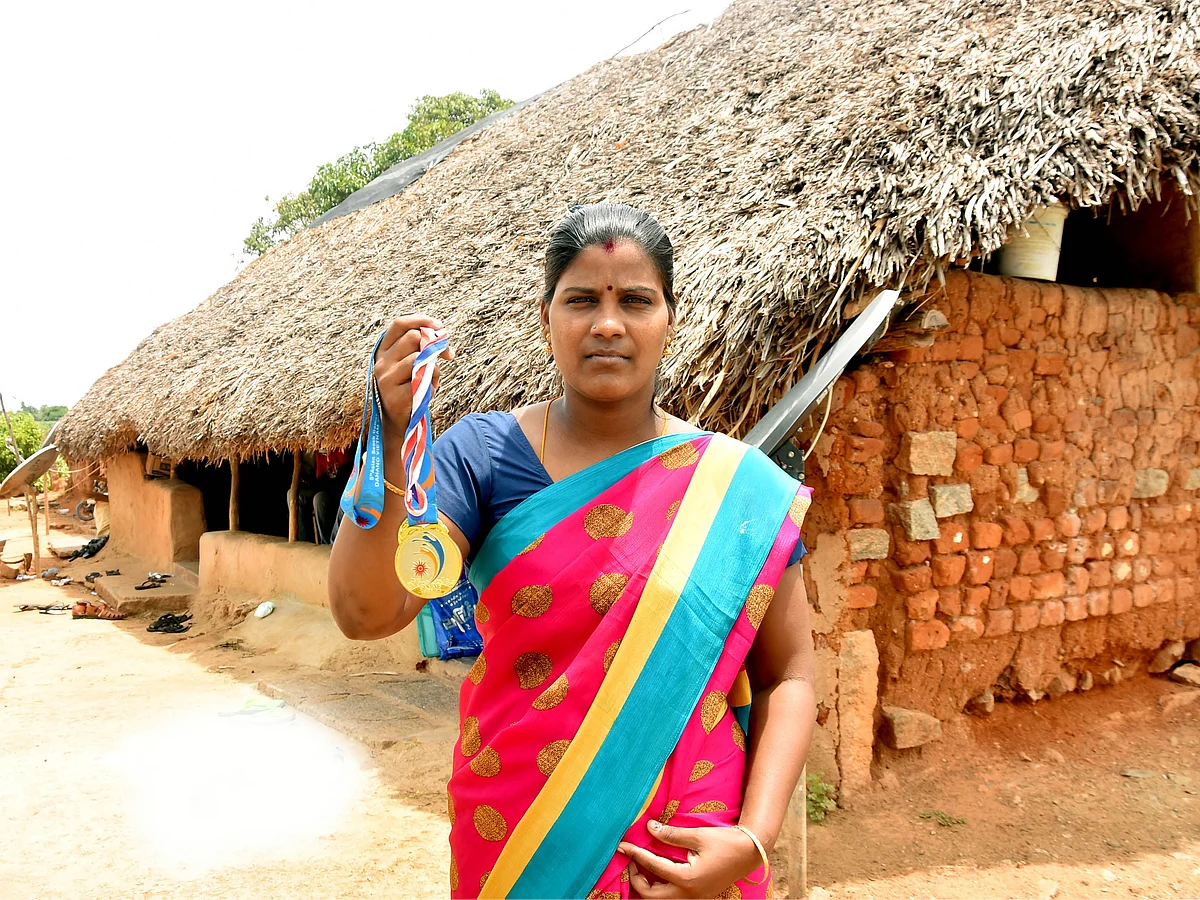 “ரெண்டு தங்கம் வாங்கியும் ஒழுகுற குடிசையிலதான் வாழுறோம்!”