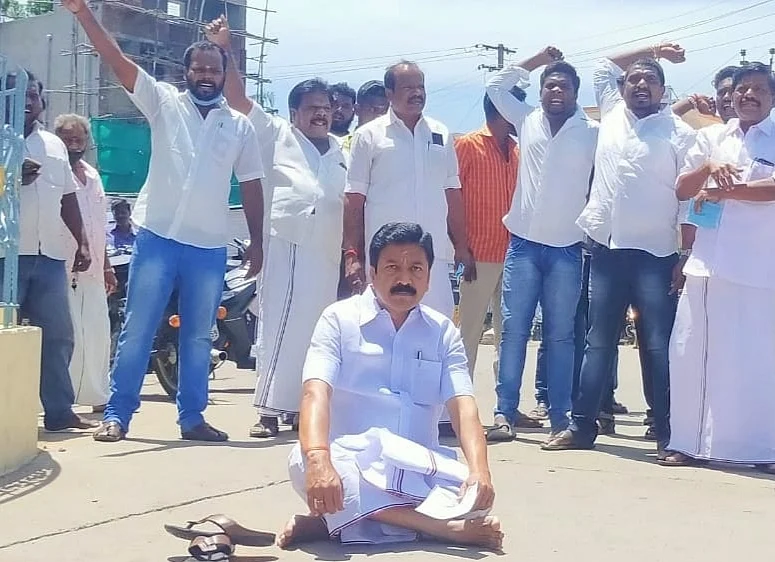 போராட்டத்தில் சி.வி.சண்முகம்