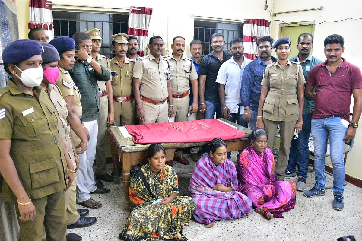 கைதான பெண்கள், பறிமுதல் செய்யப்பட்ட நகைகள்