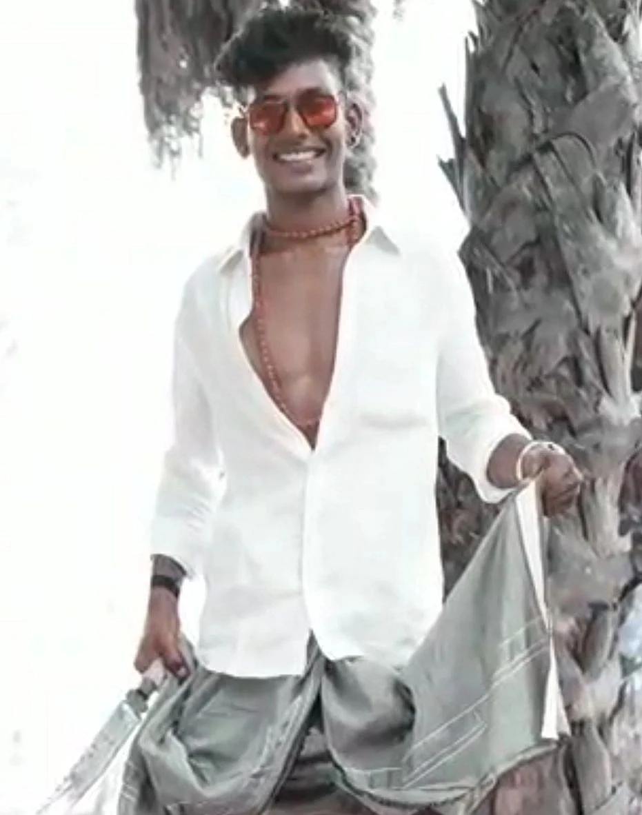 வாளுடன் வாலிபர்