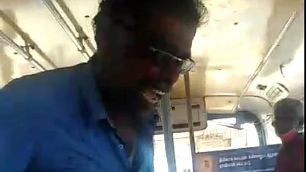 பெண் பயணியை அடிக்கப் பாய்ந்த டிரைவர்