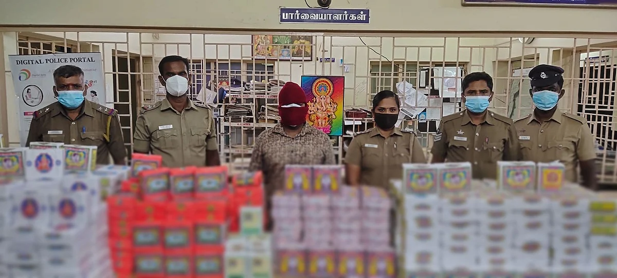 நாகூர் கனியிடமிருந்து பறிமுதல் செய்யப்பட்ட போலி பீடி பண்டல்கள்