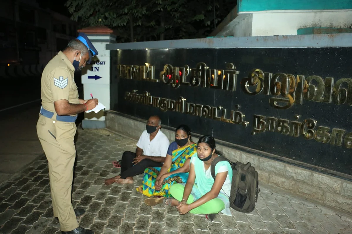 பேச்சுவார்த்தை நடத்தும் போலீஸார்